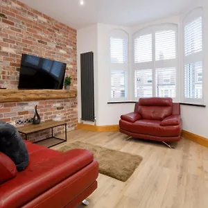 The Retreat At The Lawrence Apartment York