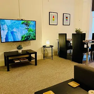 The Bank - Flat 1, Cosy, Bournemouth, Sleeps 4, 7 Min From The Beach, Pet Friendly, Parking, Wifi, Kitchen,washer,private Exit Apartment Bournemouth